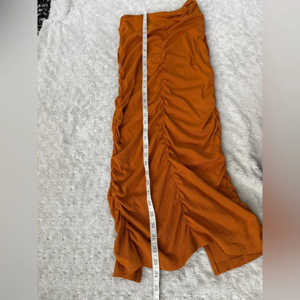 NWOT- WALTER BAKER Kody Ruched Midi Skirt In Rust